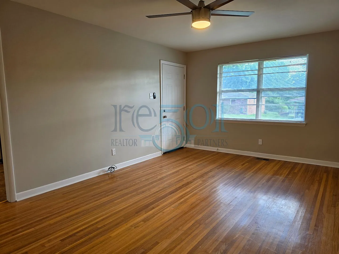 Newly Renovated 3 Bedroom 2 Bathroom — Photo 2