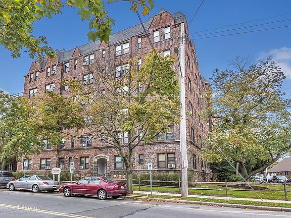 3rd image of 141 Woodmere Blvd