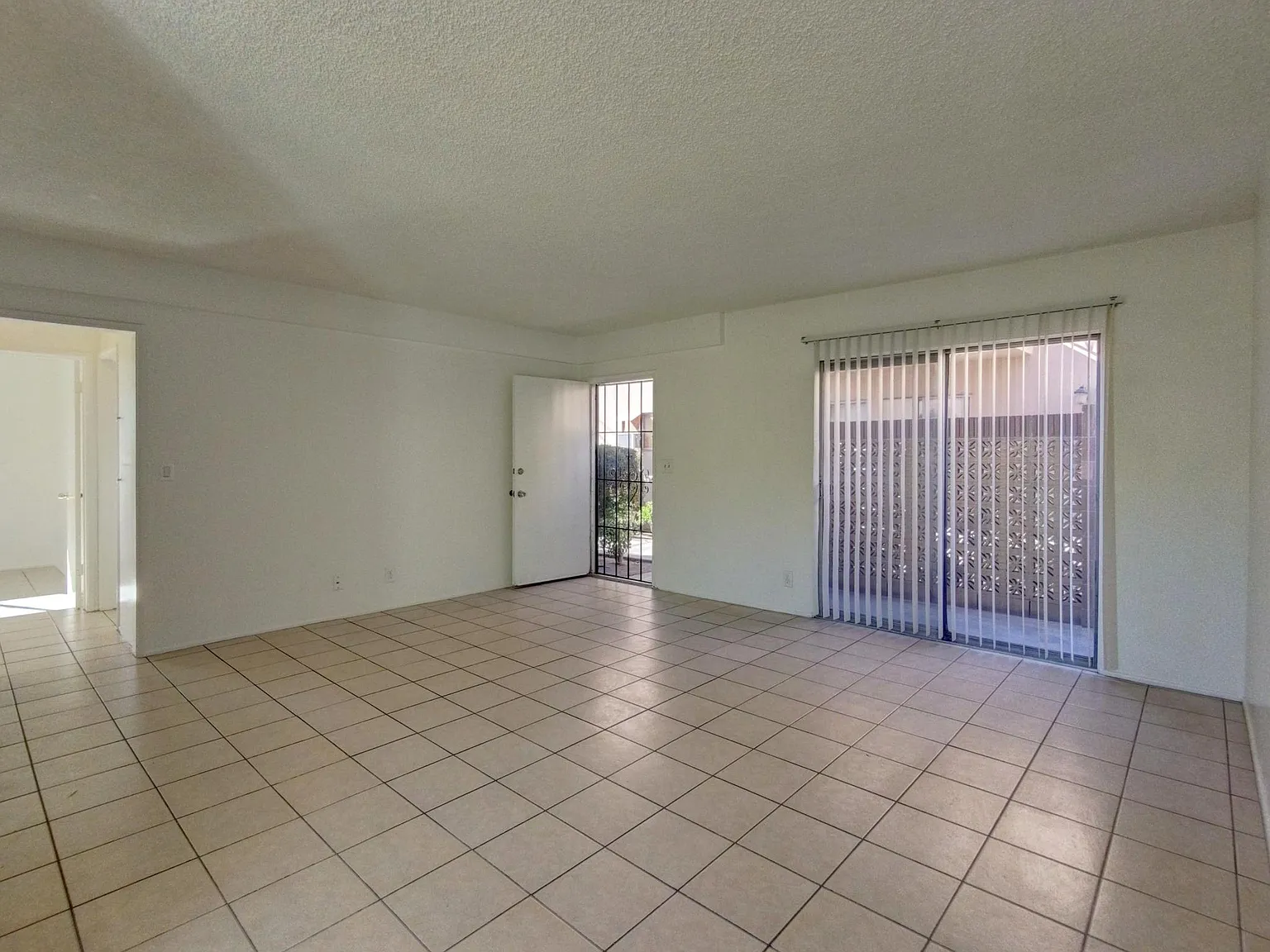 2 bed, 817 sqft, $2,175 — Photo 2