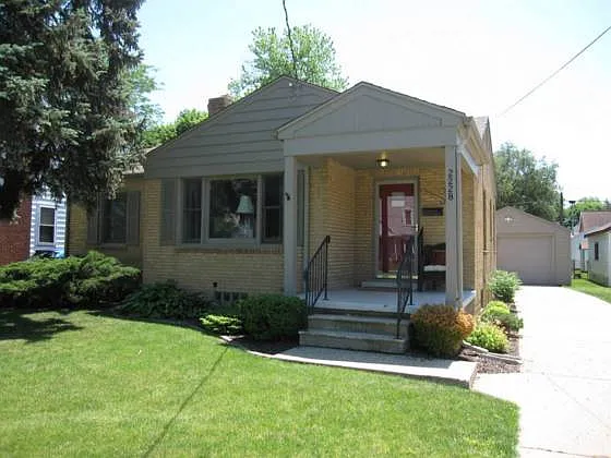2228 W Ayres Ave photo 1