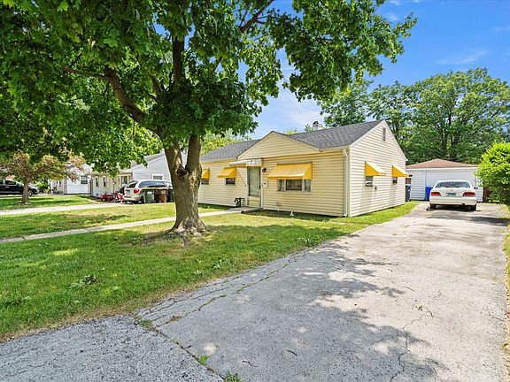 2nd image of 132 W Sauk Trl
