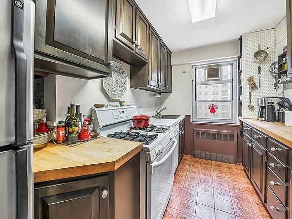 5th image of 70 E 10th St APT 9L