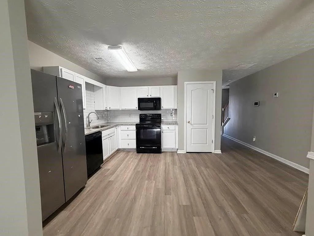3 bed, 2.5 bath, 1536 sqft, $1,995 — Photo 2