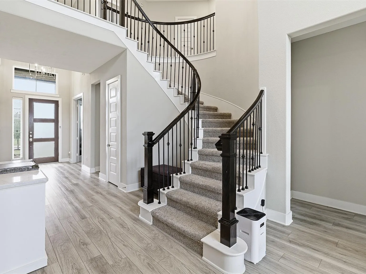 5 bed, 4.5 bath, 4182 sqft, $4,500 — Photo 4