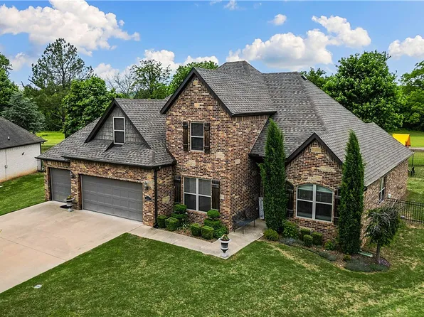 1447 S Coopers Cv, Fayetteville, AR 72701