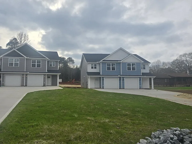 Lakeside Dr — Photo 1