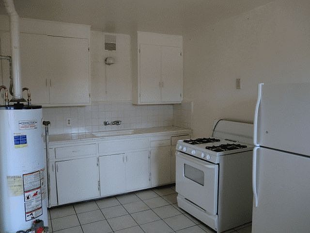 2nd image of 2840 E Adams St