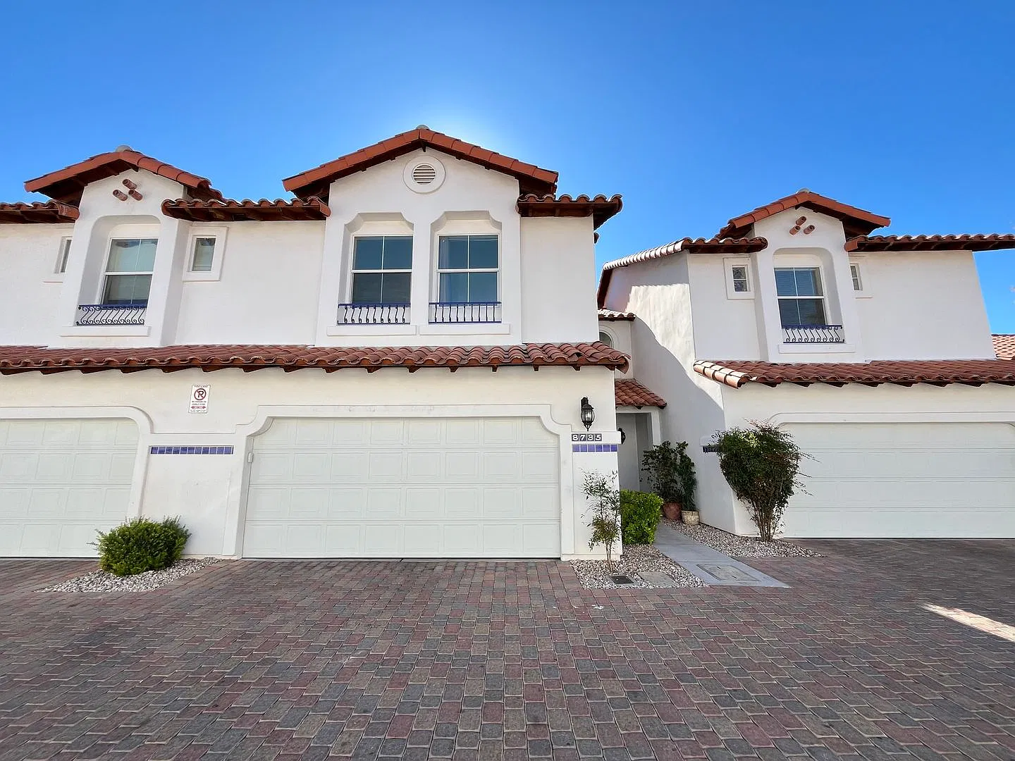 Townhouse 3 Bedrooms 2.5 Bathrooms in Gated Community! — Photo 1