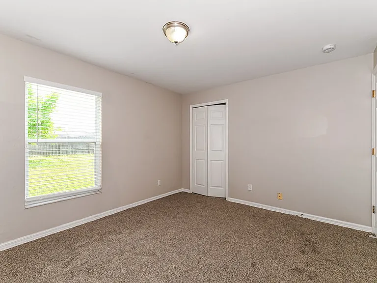 313 SE 26th Ter — Photo 11