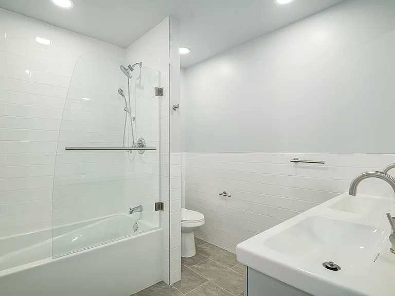 342 W Queen Ln #6 — Photo 8