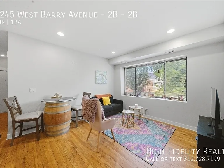 2245 W Barry Ave #2B — Photo 2