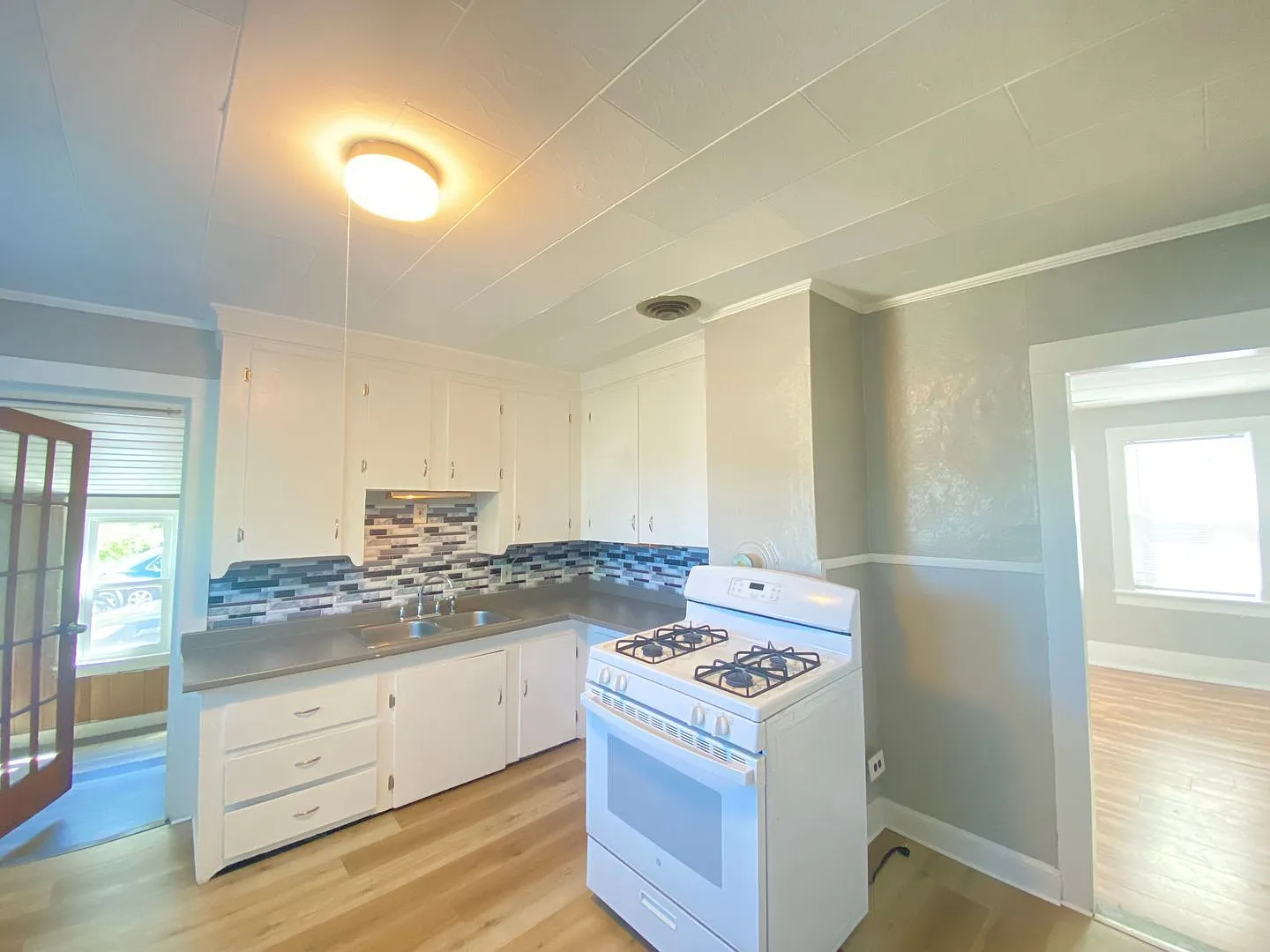 3 bed, 1.0 bath, $2,295 — Photo 4