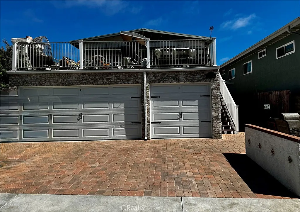 2 bed, 925 sqft, $3,199 — Photo 1