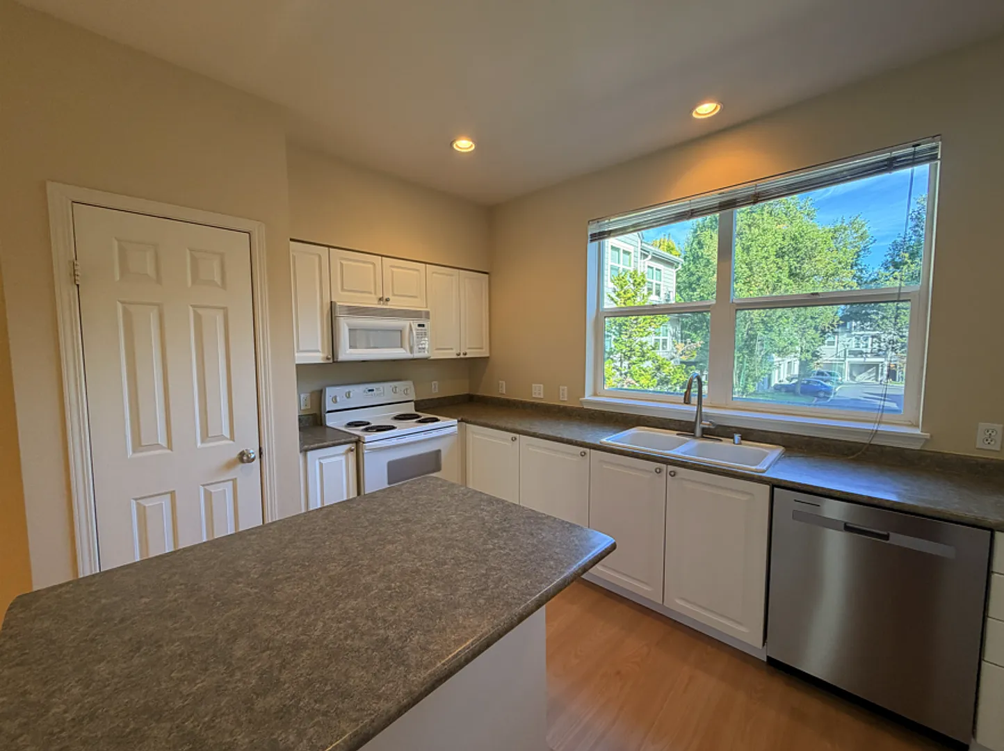Stunning Northwynd Condominium for Lease near Vancouver Waterfront & Beaches - 714 SE Fairwinds Loop — Photo 4