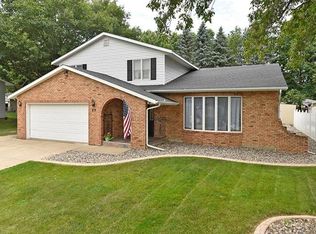 29 Crestview Bay, Faribault, MN 55021