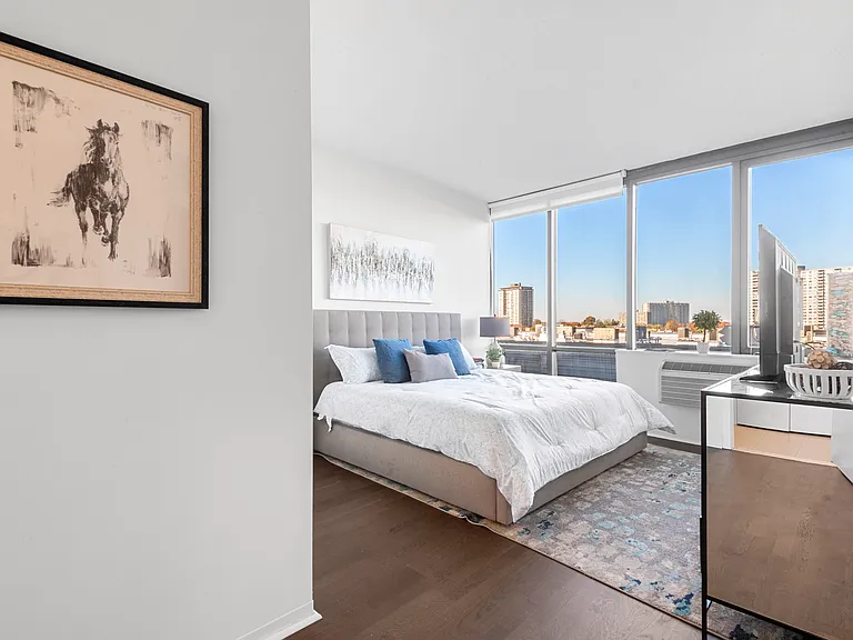 2032 1/2 Hudson St #527 — Photo 18