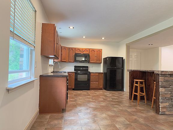 5th image of 136 Waters Rd
