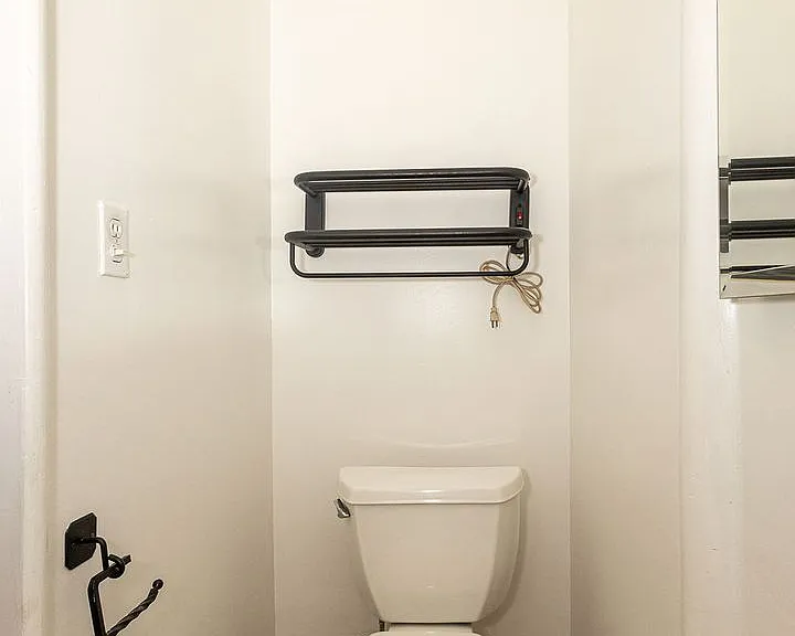 812 N June St — Photo 101