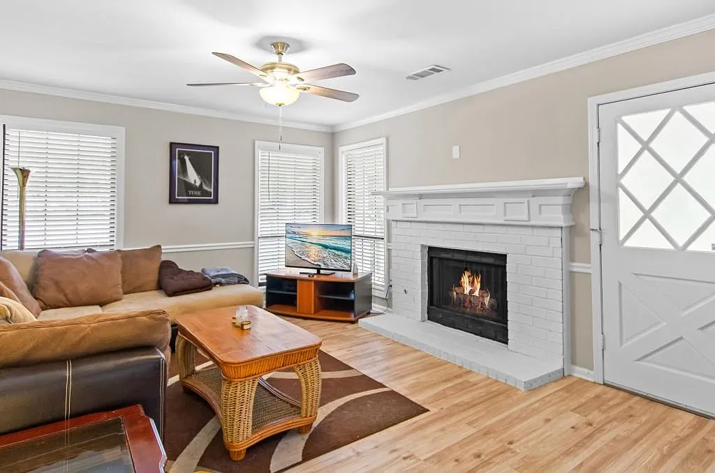 3 bed, 2.5 bath, 1460 sqft, $1,800 — Photo 4