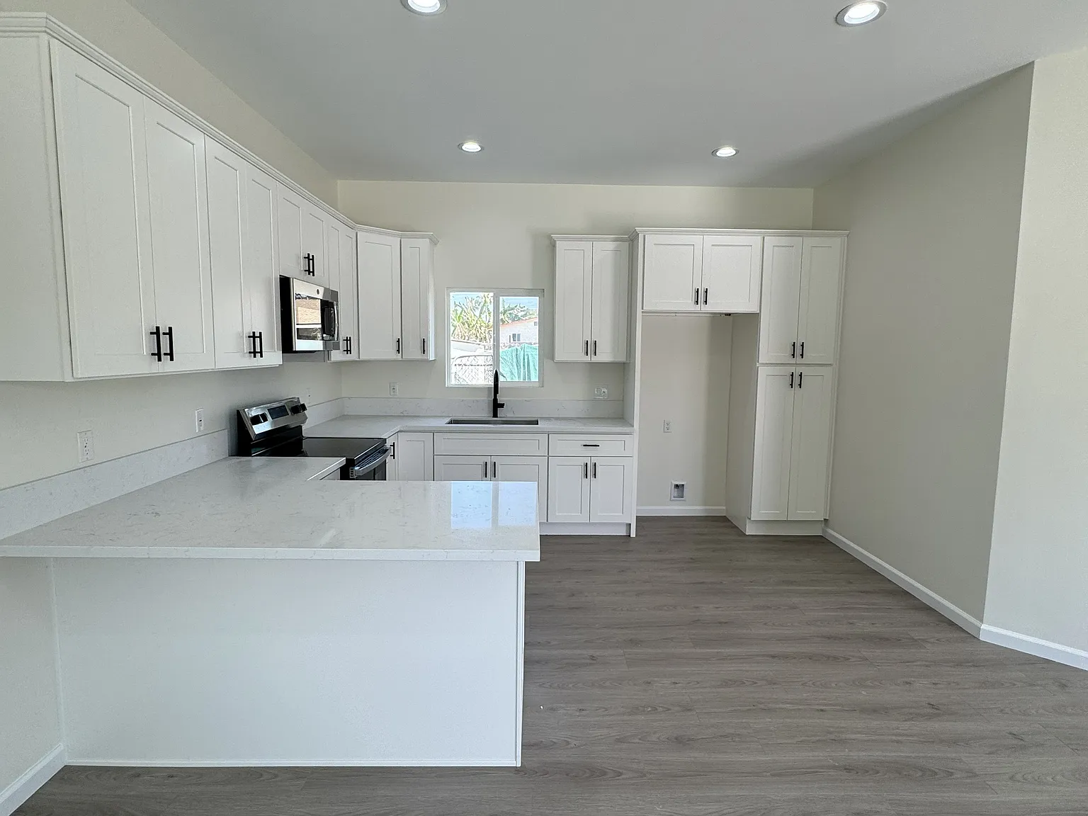 3 bed, 987 sqft, $3,250 — Photo 2