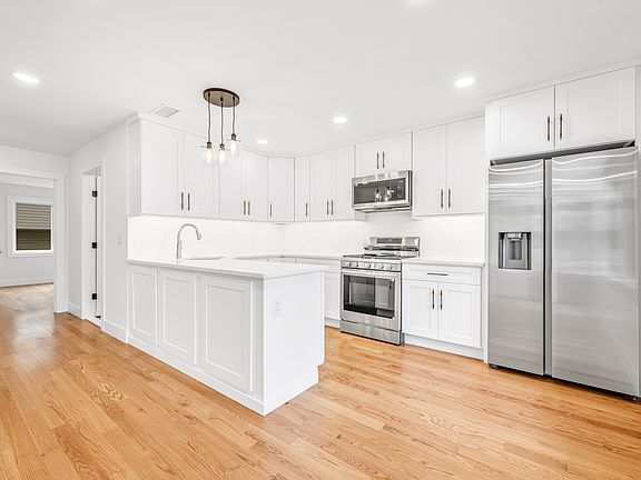 3rd image of 216 Grand St Floor 2