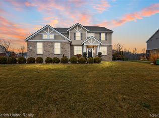 61964 Saddle Creek Dr, South Lyon, MI 48178