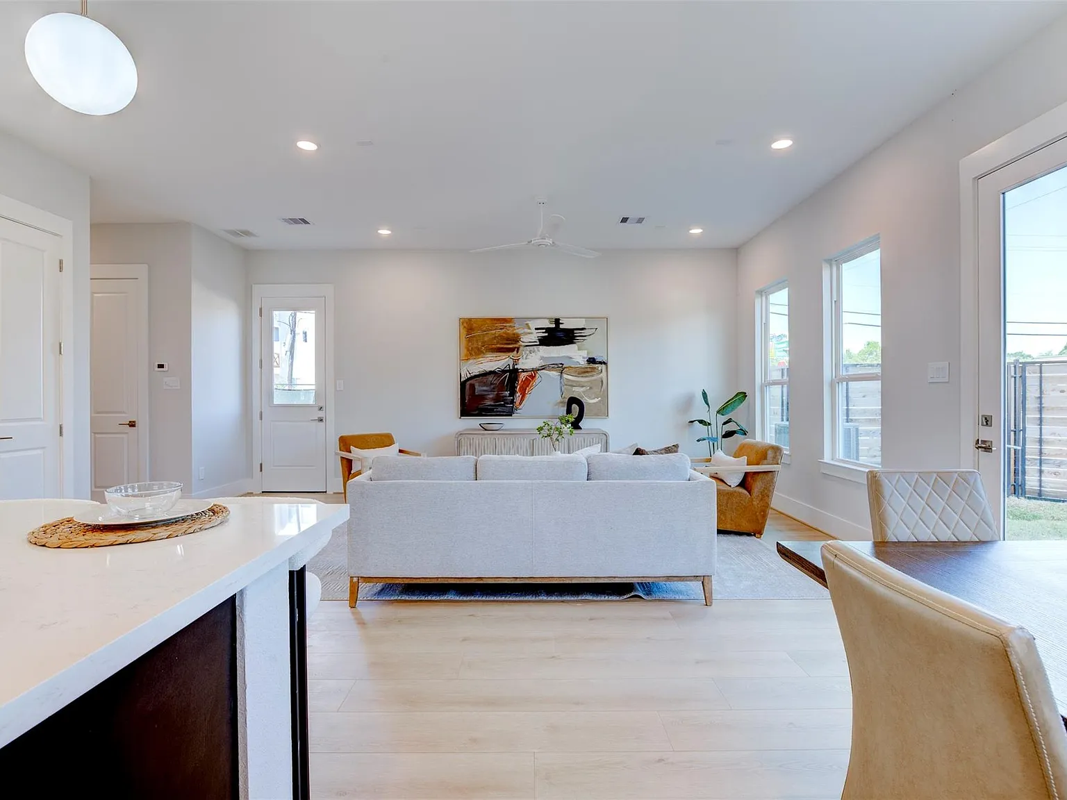 3 bed, 2.5 bath, 2035 sqft, $3,450 — Photo 2