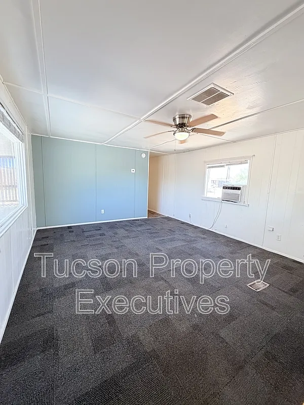 3 bed, 1.0 bath, 950 sqft, $1,300 — Photo 4