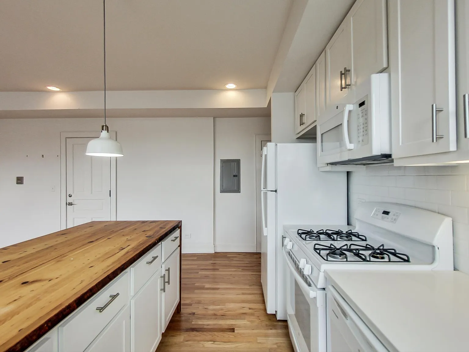 1 bed, 850 sqft, $2,399 — Photo 3