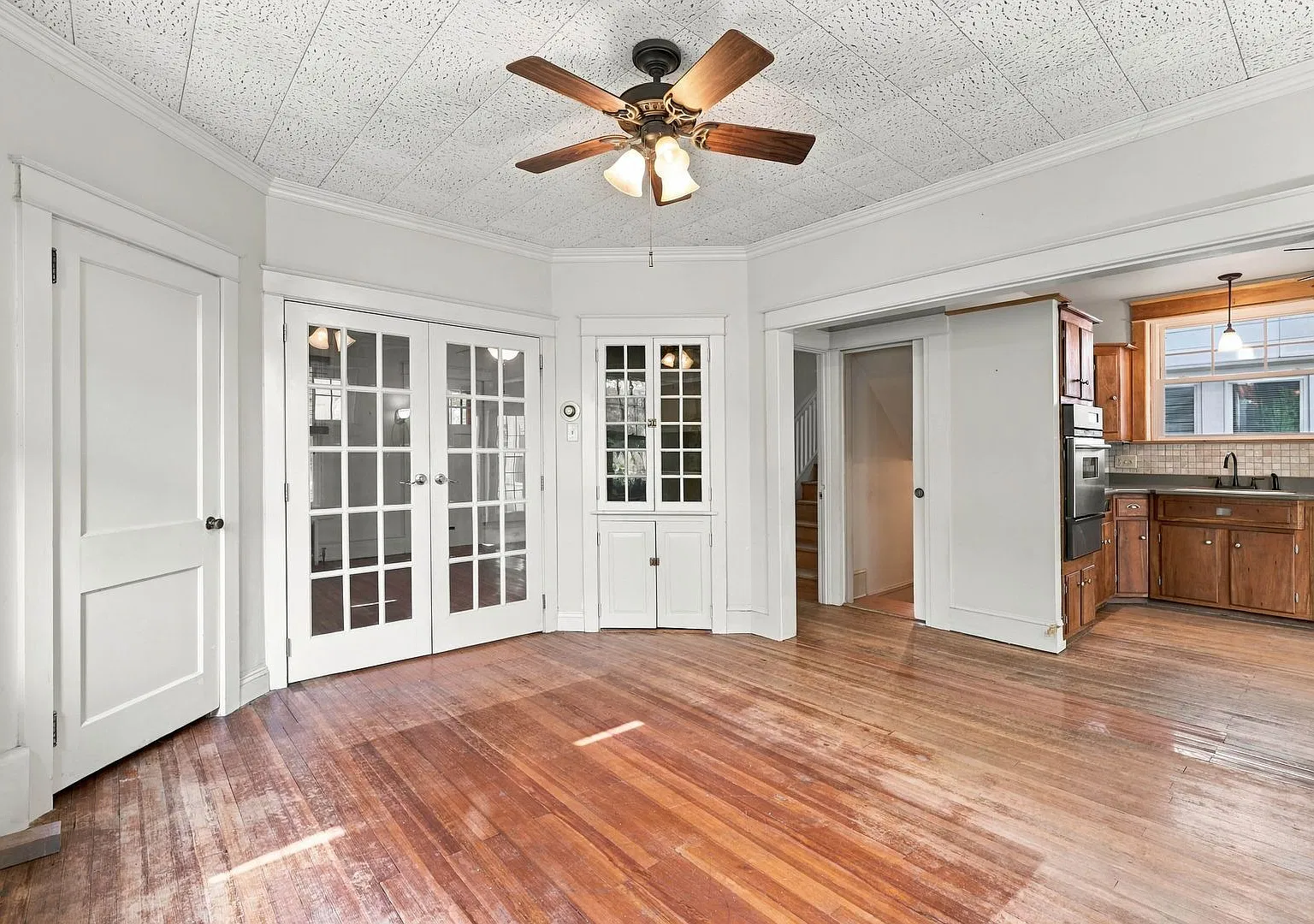 Charming 3 Bedroom Home Available Now! — Photo 3