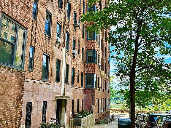 2nd image of 250 Cabrini Blvd APT 4A