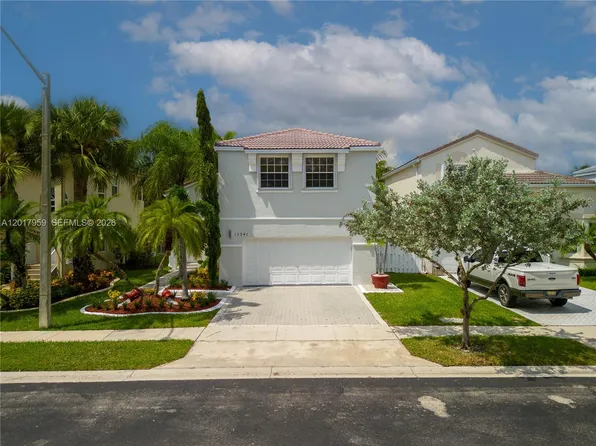 15341 NW 4th St, Pembroke Pines, FL 33028