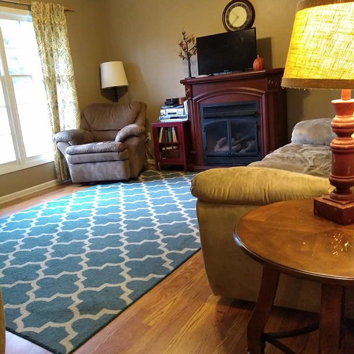Cozy LR with gas fireplace 