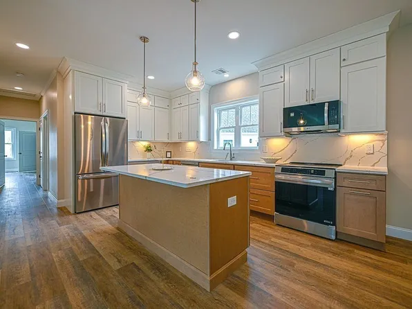 24 Meadowview Ln #B, Salisbury, MA 01952