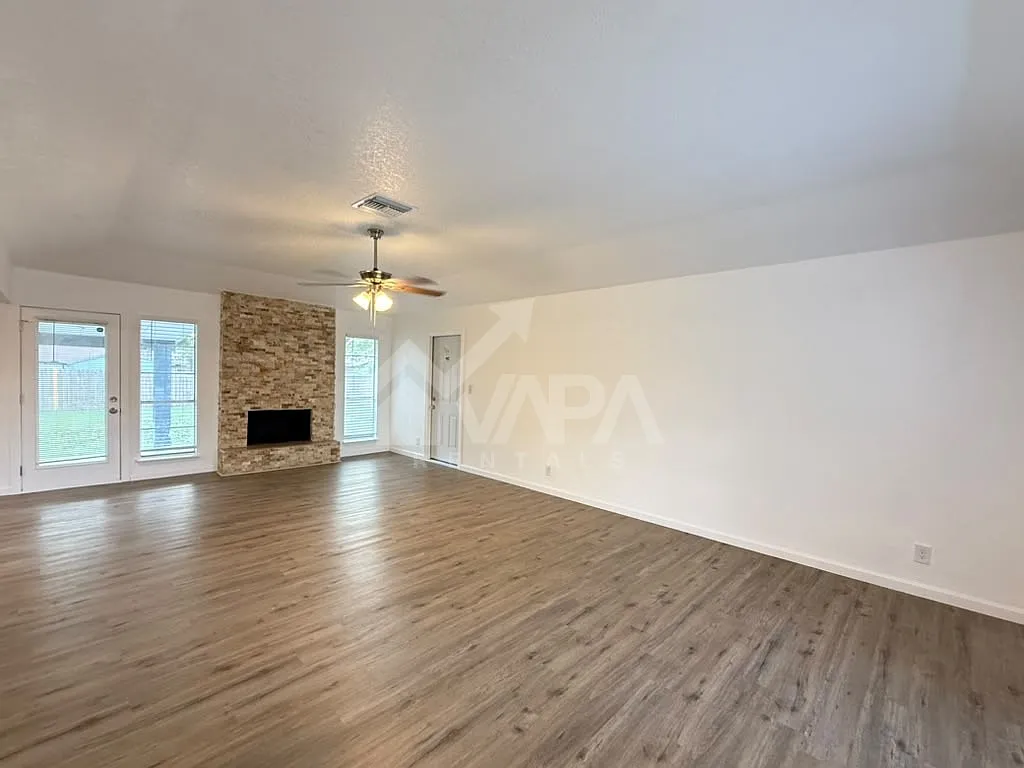 4 bed, 1640 sqft, $2,300 — Photo 3