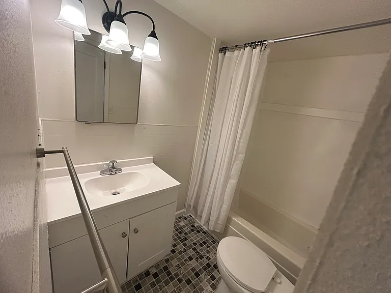 332 N Pitts St — Photo 5
