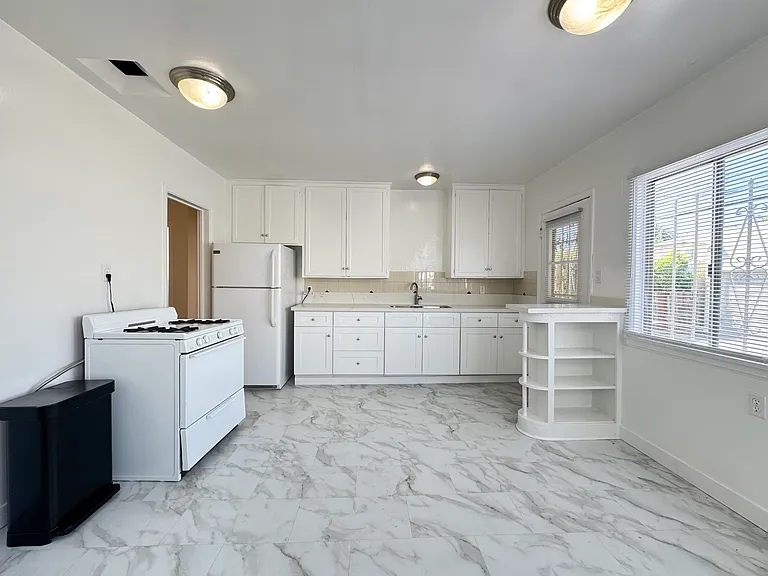 439 N Spaulding Ave — Photo 6