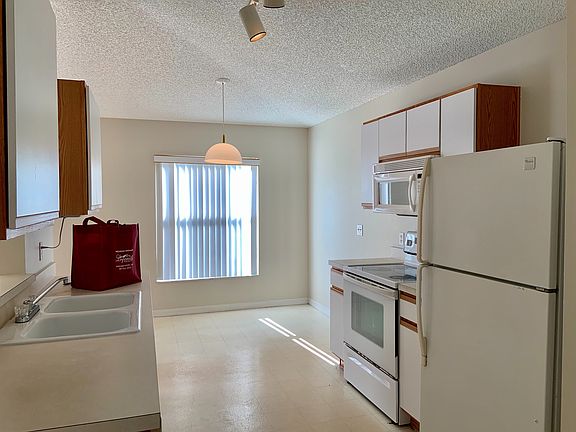 4th image of 3087 Blaine Cir