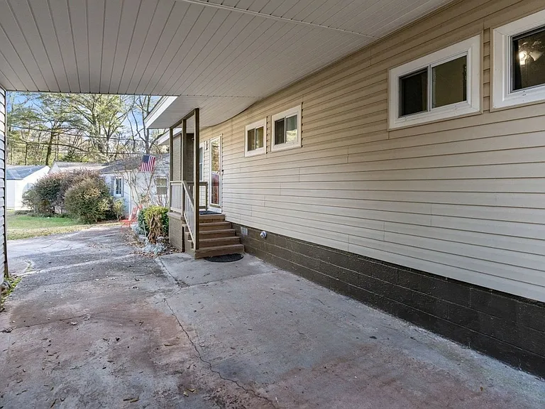 212 Stacy St — Photo 3