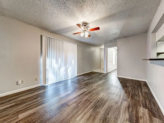 4th image of 2406 Bluebonnet Ln #4d6cf2c90