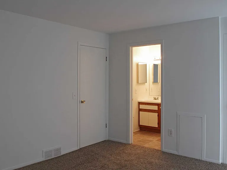 Harbor Cove Apartments — Photo 9