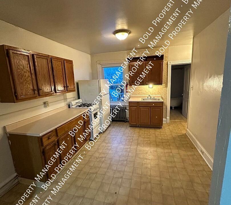 1st image of 425 S 15th St APT 3