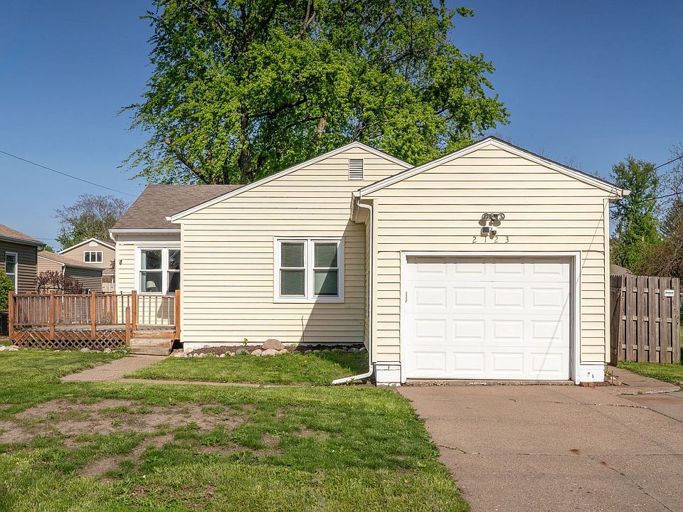 1st image of 2123 32nd St