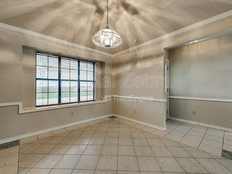 828 Haverford Ln — Photo 5