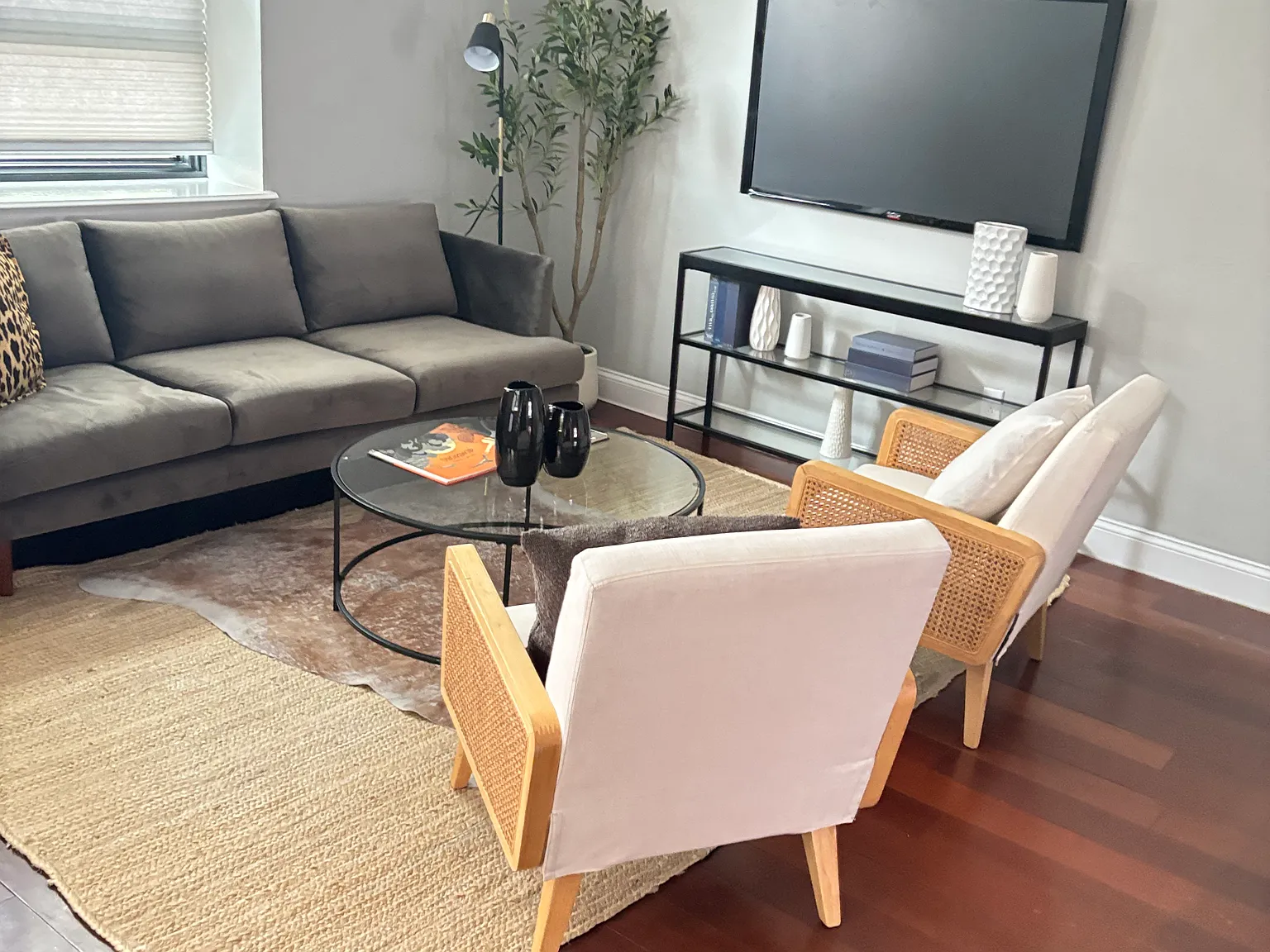 4 bed, 2330 sqft, $3,950 — Photo 2