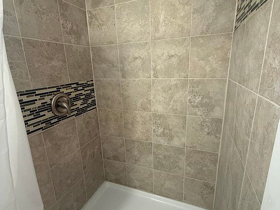 4th image of 423 Rensselaer St