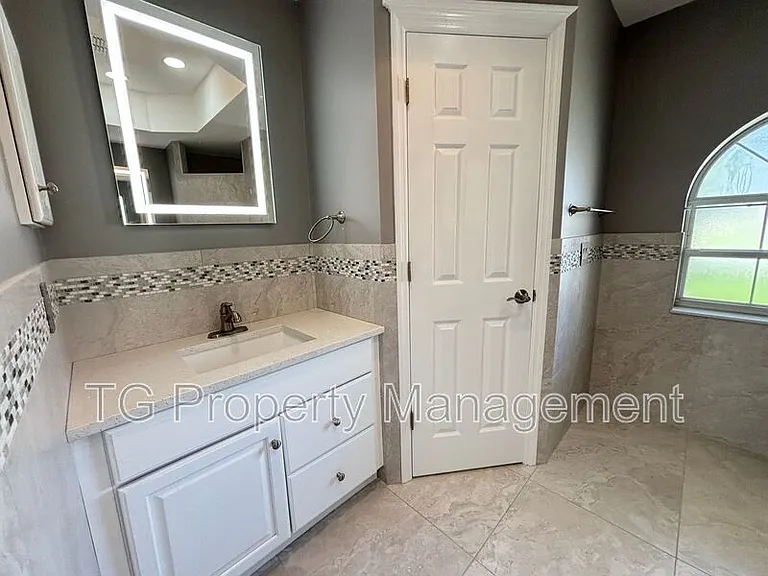 20 Clarendon Ct N — Photo 20