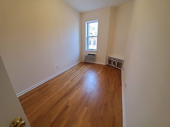 3rd image of 25 W 74th St APT 4B