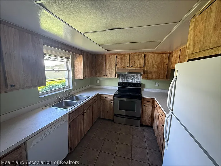 300 Cherry Tree Dr — Photo 4
