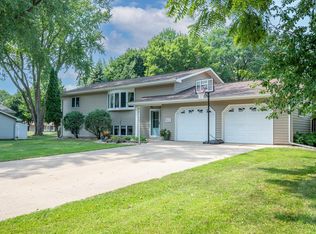912 Shoreacres Dr, Fairmont, MN 56031